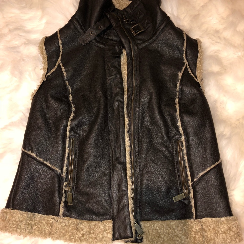 NWOT TOMMY HILFIGER SHEARLING VEST 👌